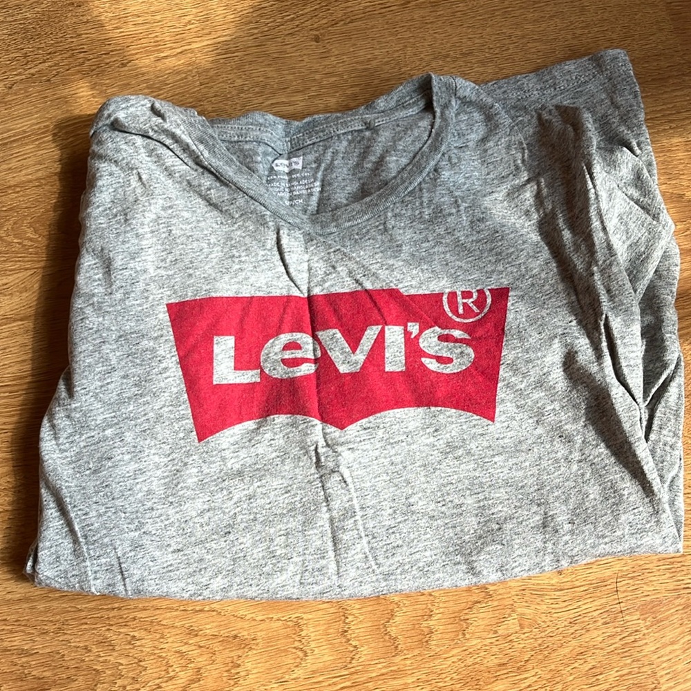 Levi’s t shirt